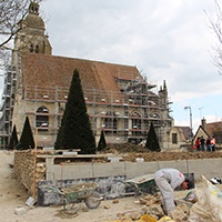 L’aménagement derrière l’église se poursuit