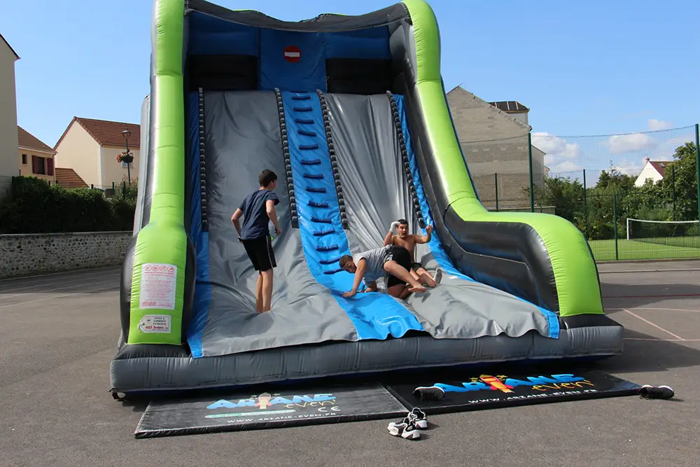Maison des jeunes toboggan