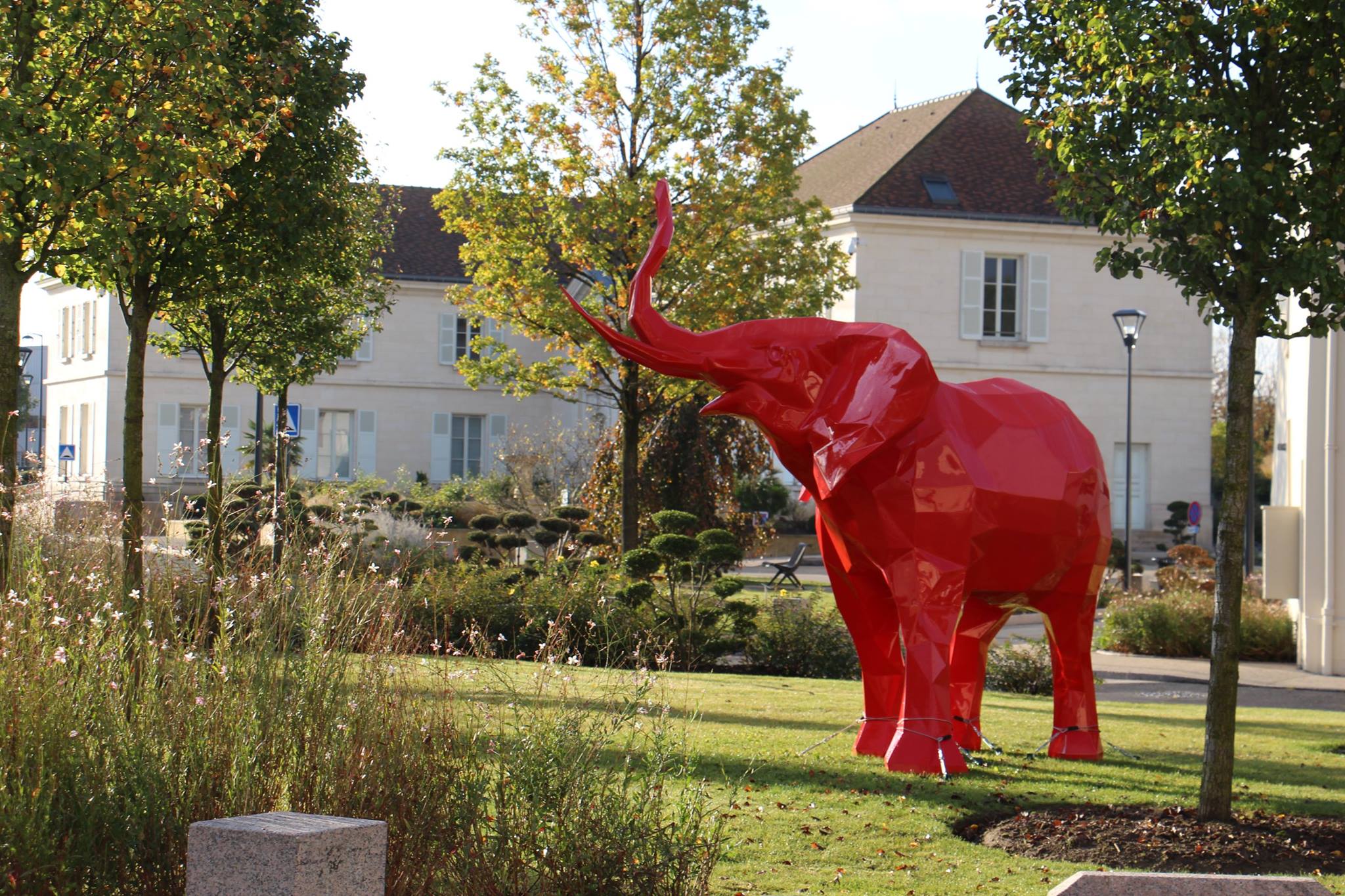 éléphant rouge de Mesnils-Amelot