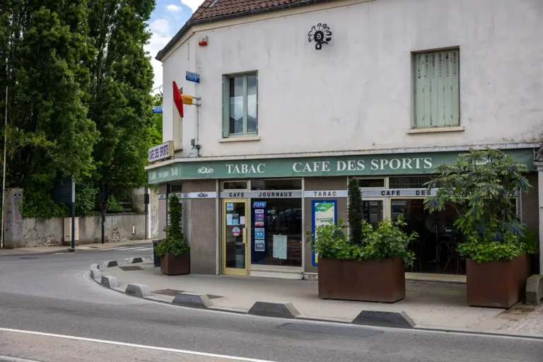 Vue de face du café des sports Le Mesnil-Amelot
