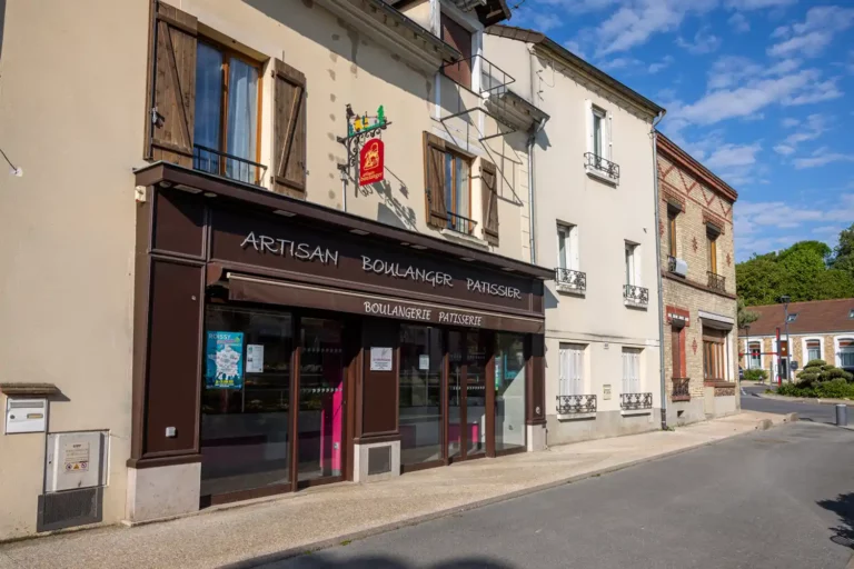 Vue de gauche de l_artisan boulanger patissier