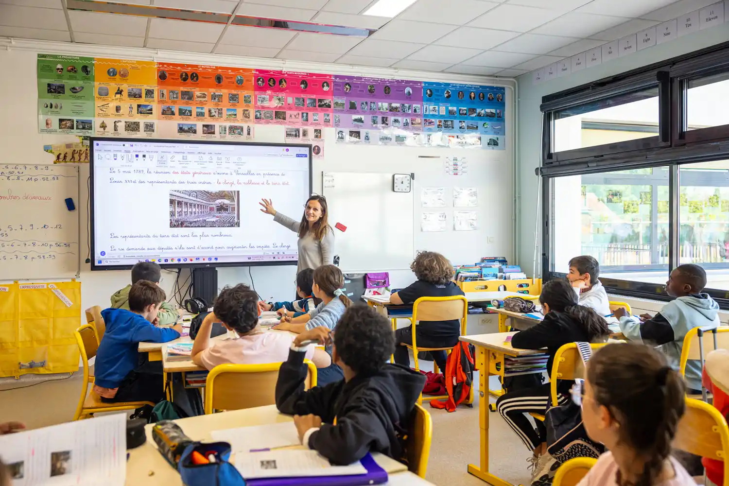 Bannière Enseignante dans une salle avec des élèves Ecole Saint Exupery Le Mesnil Amelot
