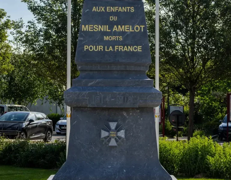 Monument aux morts Le Mesnil-Amelot resized Image description